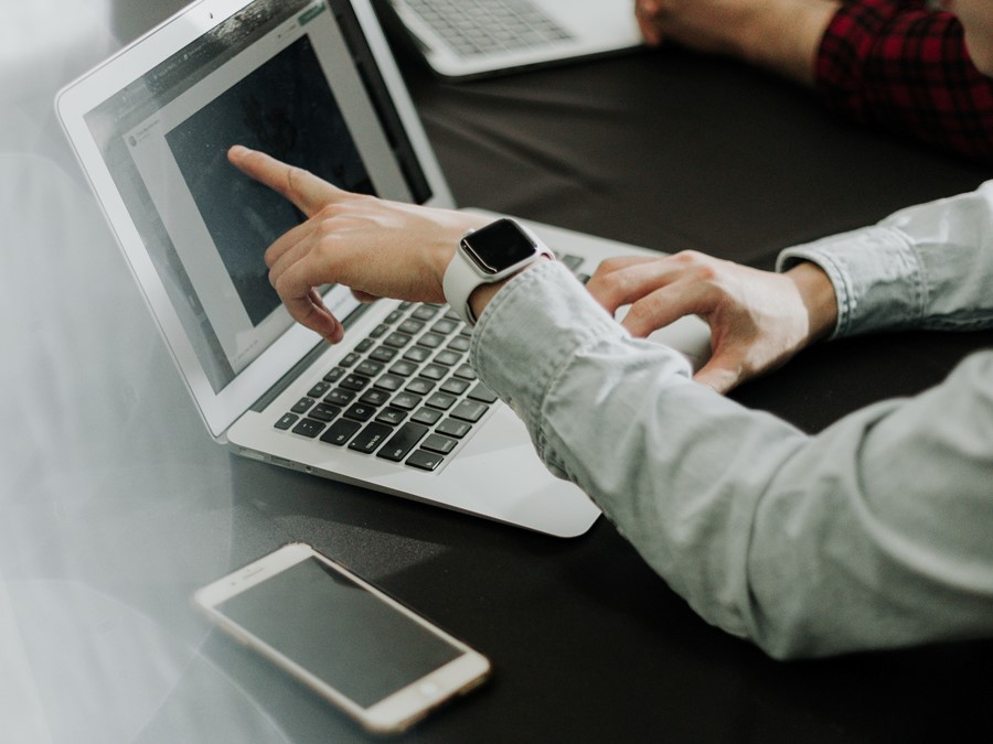 Formation sur ordinateur portable : un formateur explique une fonction du logiciel